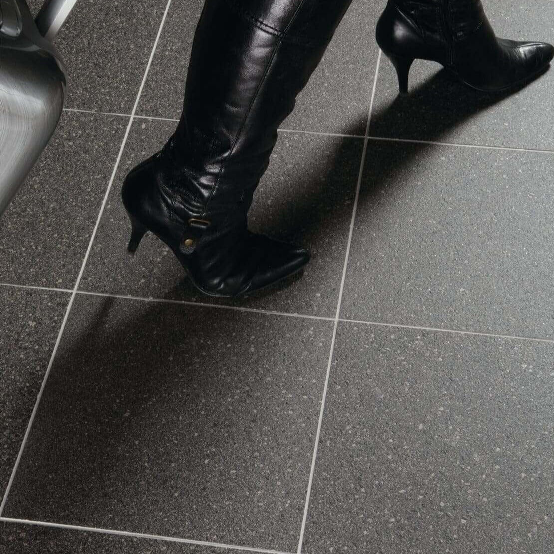 Dorset Woolliscroft Pebbled Aggregate Dark Grey Slip Resistant Quarry Tile 300x300mm